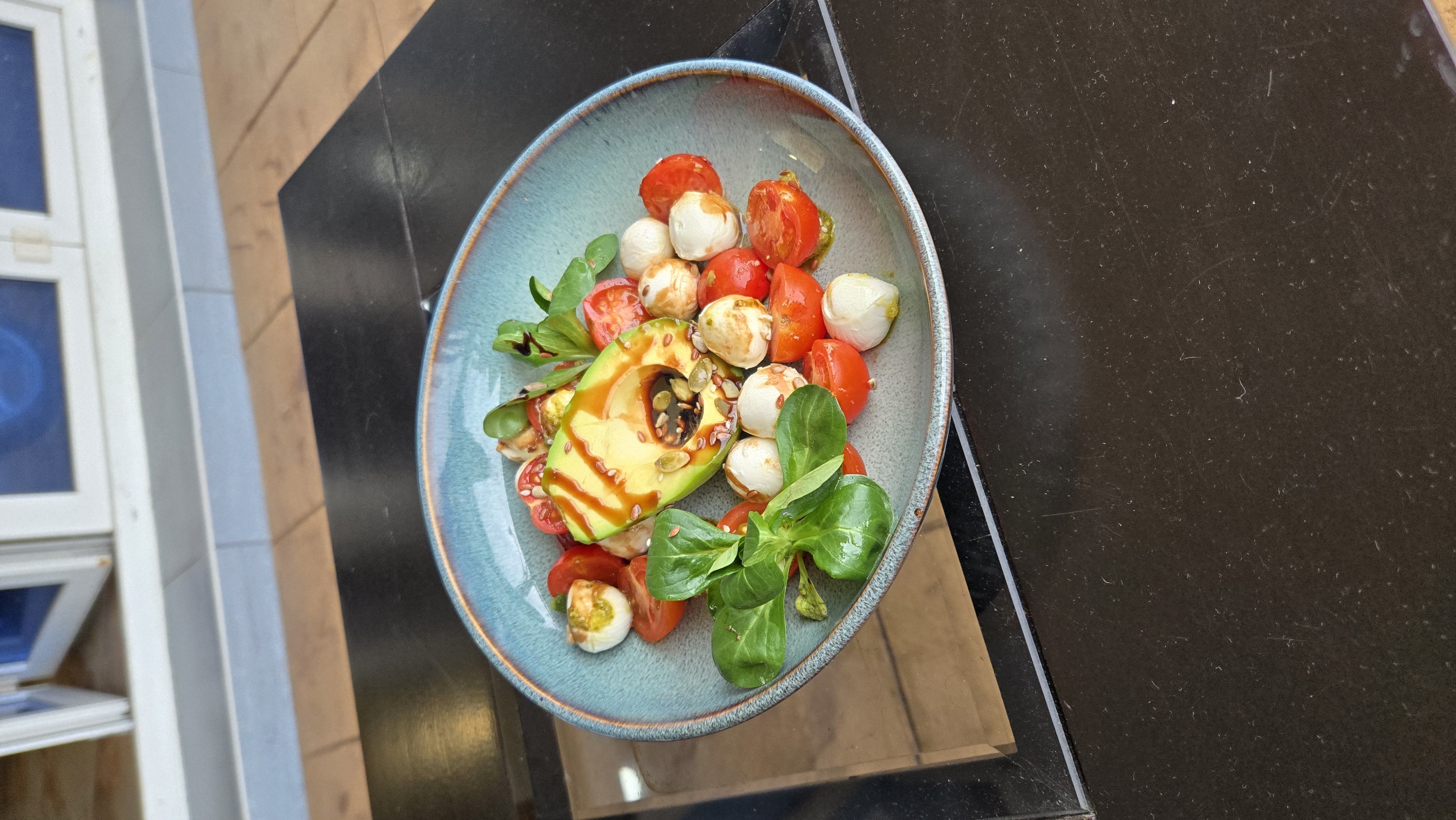 Капрезе с авокадо